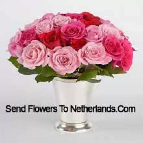 25 Roses de Couleurs Mélangées Avec des Remplissages Saisonniers Dans un Vase en Verre